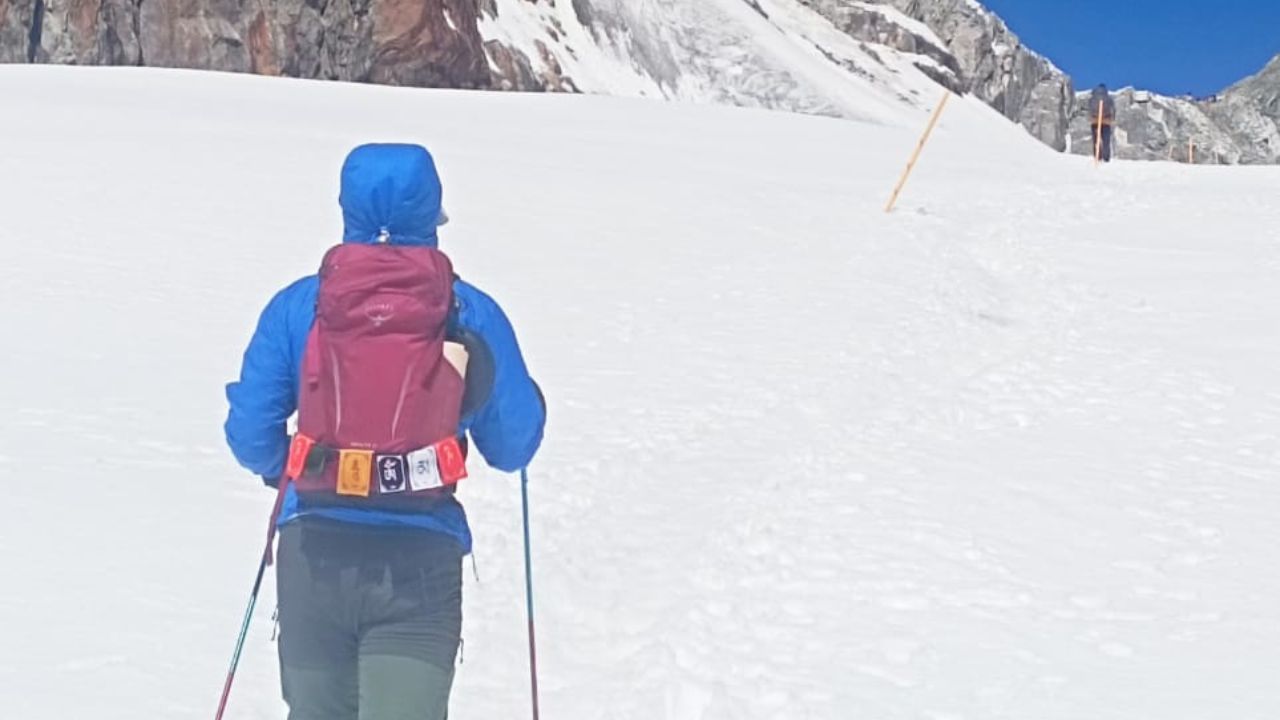 Cross Cho La Pass at 5,420 m